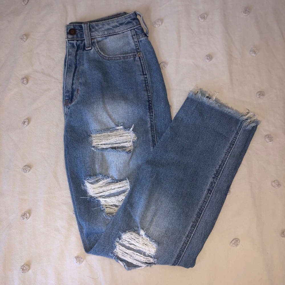 HOLLISTER - Ultra High Rise Mom Jean